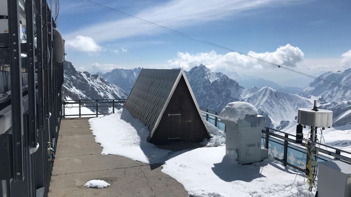De­tec­tor mea­sures cos­mic ra­di­a­tion on the Zugspitze | DLR German Aerospace Center