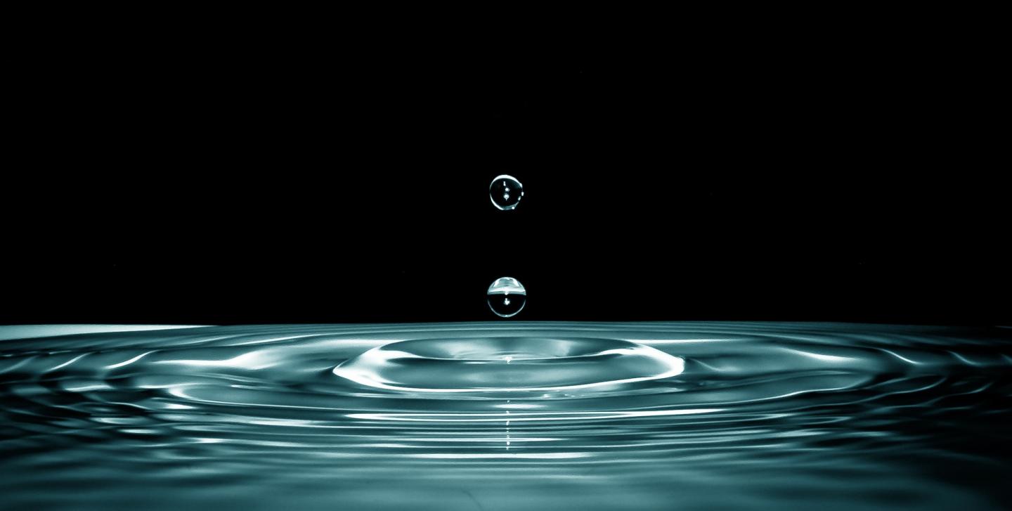 Robust apparatus to study liquid samples under high vacuum