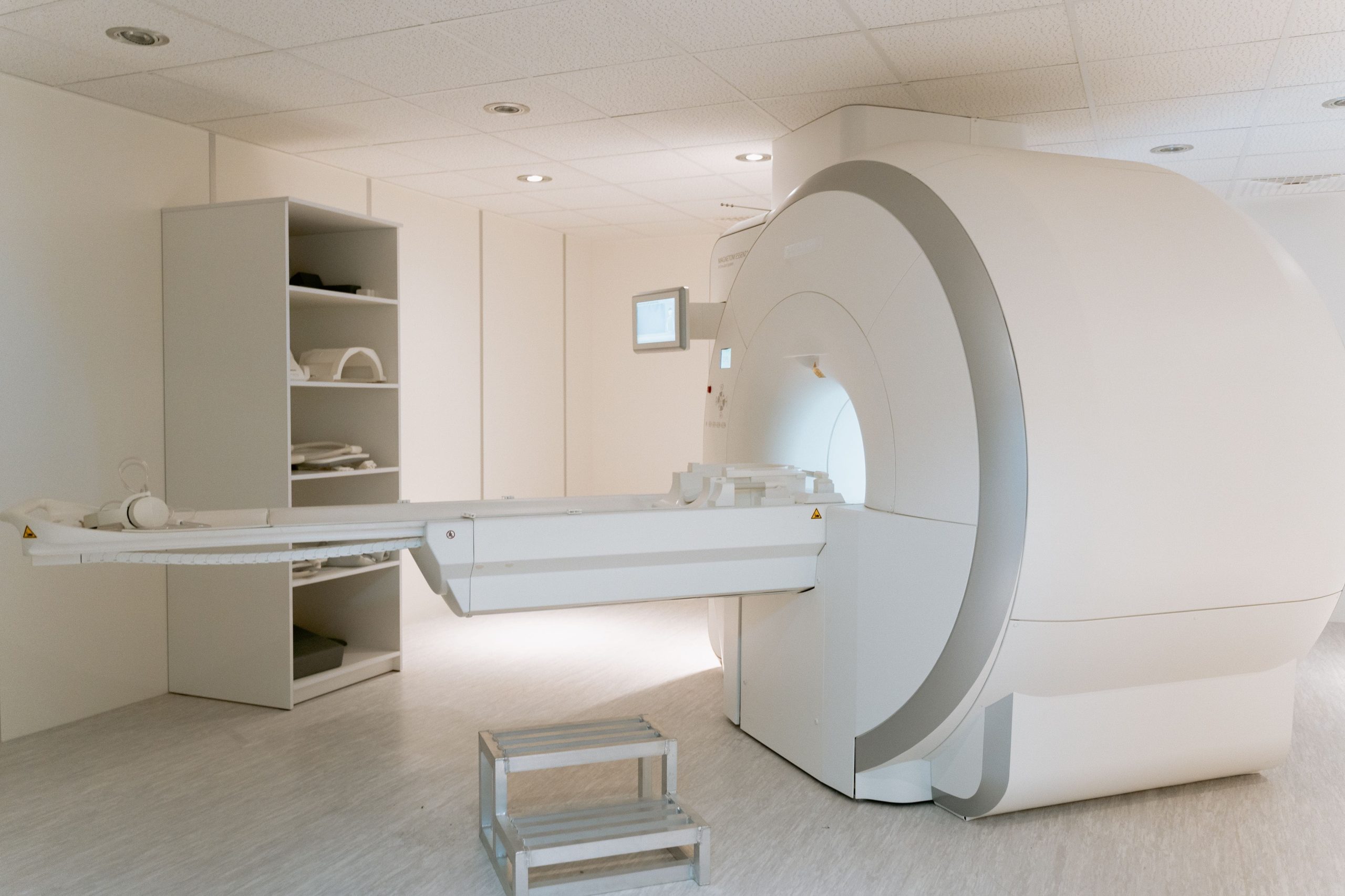 Compact, light, fast trimmable magnets for medical accelerators